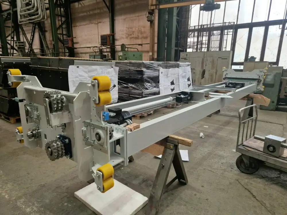 Dlhý oceľový mechanizmus s valcami a prevodmi
